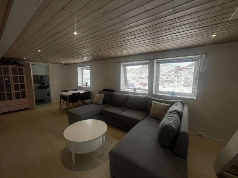 Hyggeligt hus med 1 soveværelse samt en sovesofa, Åbent stue og køkken. Perfekt til både enkeltpersoner og små familier. Huset er ideelt beliggende tæt ved byen og tilbyder en fantastisk udsigt over havet, der skaber en rolig og afslappende atmosfære.