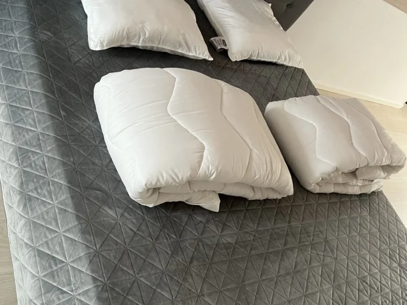 Hyggeligt hus med 1 soveværelse samt en sovesofa, Åbent stue og køkken. Perfekt til både enkeltpersoner og små familier. Huset er ideelt beliggende tæt ved byen og tilbyder en fantastisk udsigt over havet, der skaber en rolig og afslappende atmosfære.